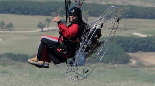 foto aerea volando en paramotor